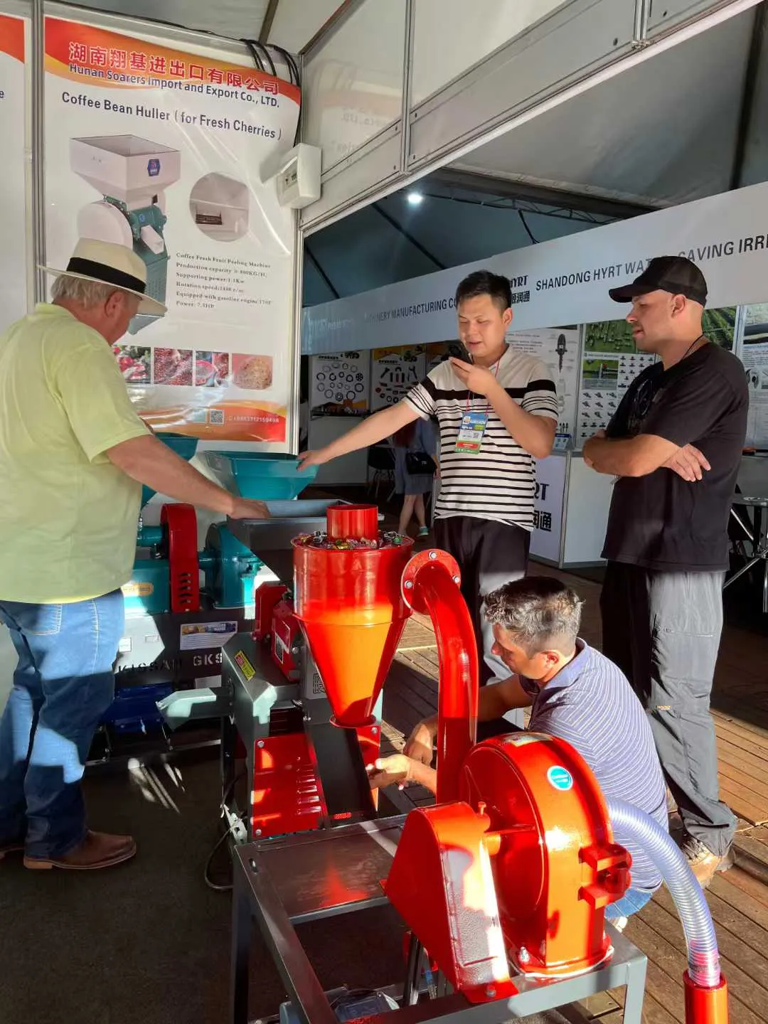 MAVEN EQUIP meeting international customers at the Canton Fair